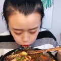 美国可爱小姐姐吃美食,美食之旅甜蜜绽放