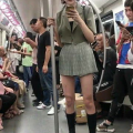 经常在地铁拍照的小姐姐,捕捉小姐姐的拍照艺术